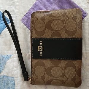 COACH CORNER ZIP WRISTLET